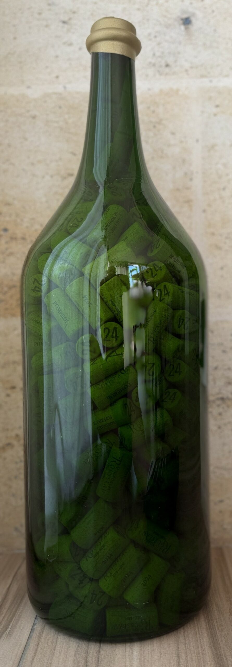 Bouteille mystère remplie de bouchons
